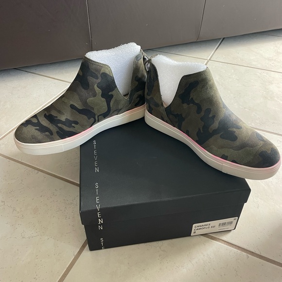 Steve Madden Canares Cut-Out Booties - Picture 6 of 10